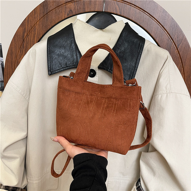 New Retro Suede Crossbody Bag  - Embroidery Texture บทวิจารณ์และราคา