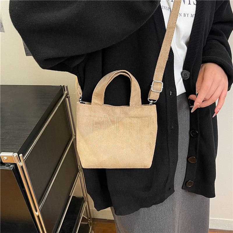 New Retro Suede Crossbody Bag  - Embroidery Texture บทวิจารณ์และราคา