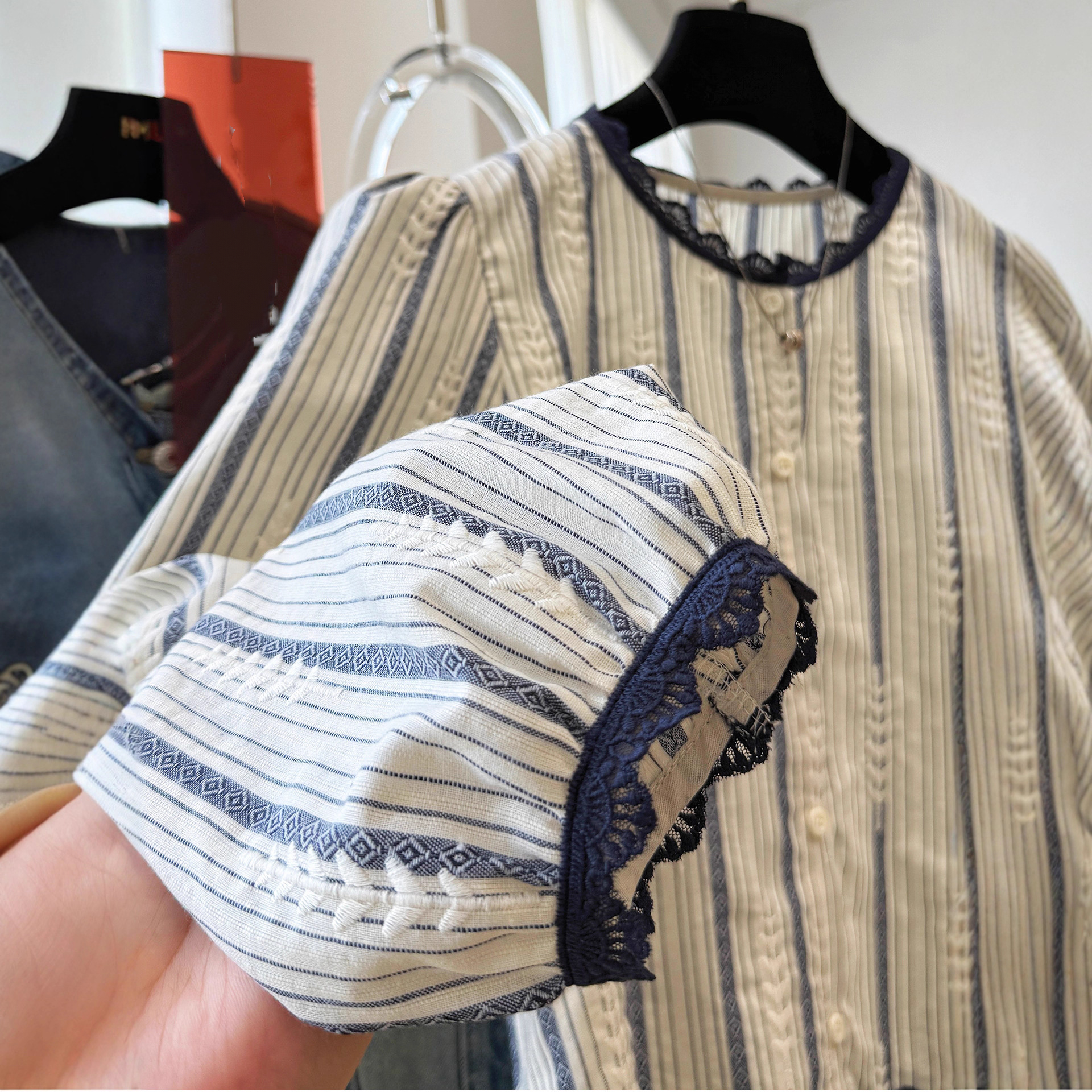 Women's Striped Lace Trim Blou - Embroidery Blouse บทวิจารณ์และราคา
