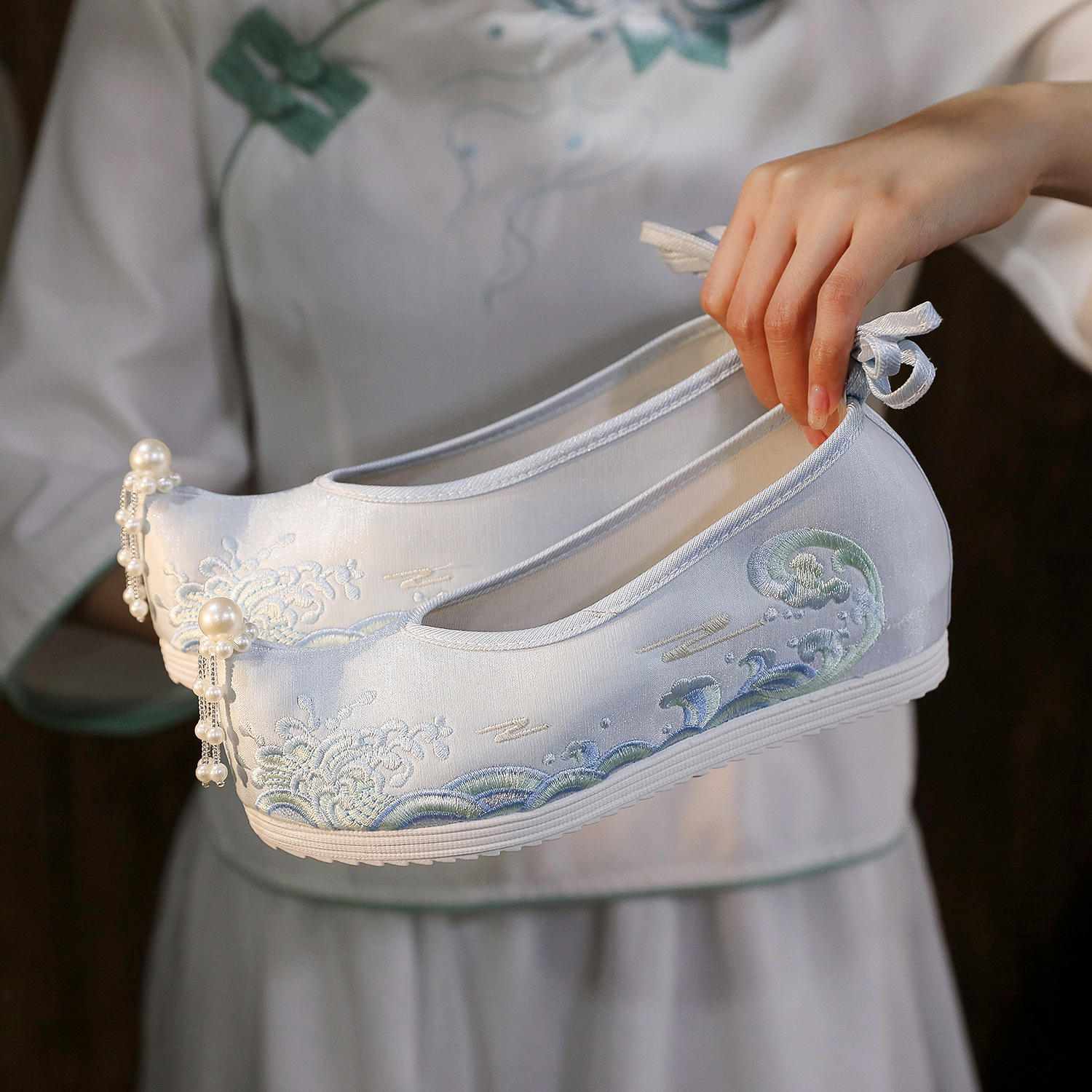 Waves Hanfu Shoes Female Embro - Embroidery Canvas บทวิจารณ์และราคา