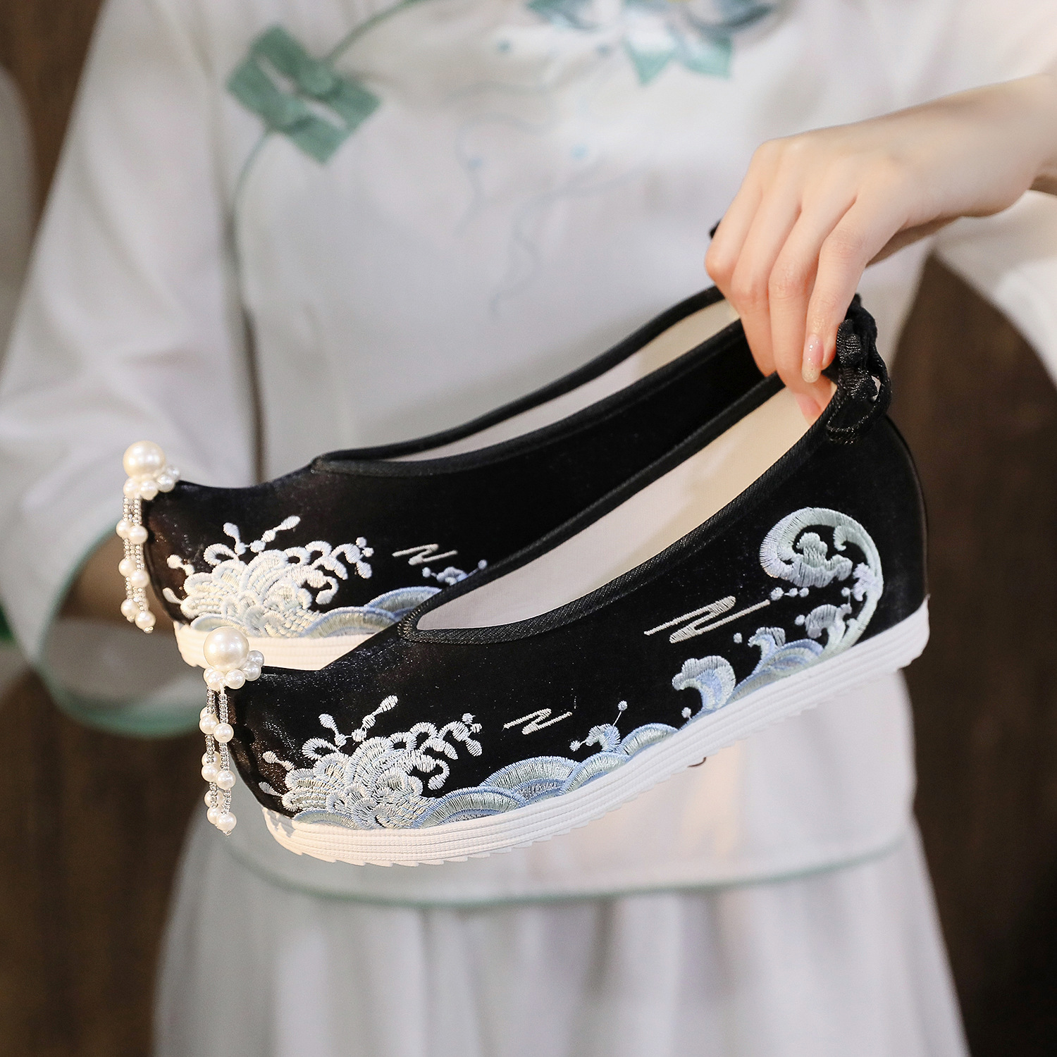Waves Hanfu Shoes Female Embro - Embroidery Canvas บทวิจารณ์และราคา